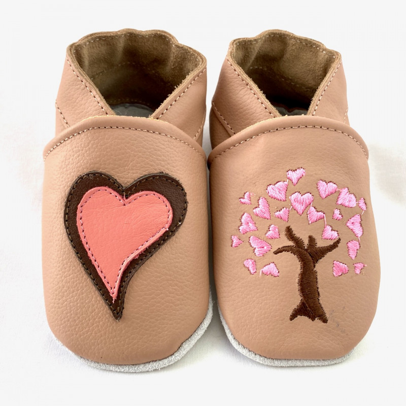 Chaussons cuir bébé de la marque Little Molly, modèle arbre à coeur pour  enfant